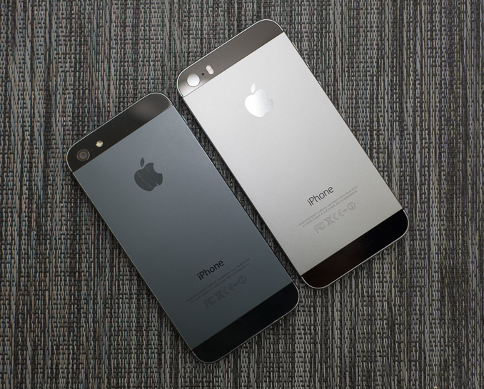 старый черный iPhone 5 (слева) против нового космического серого iPhone 5s (справа)